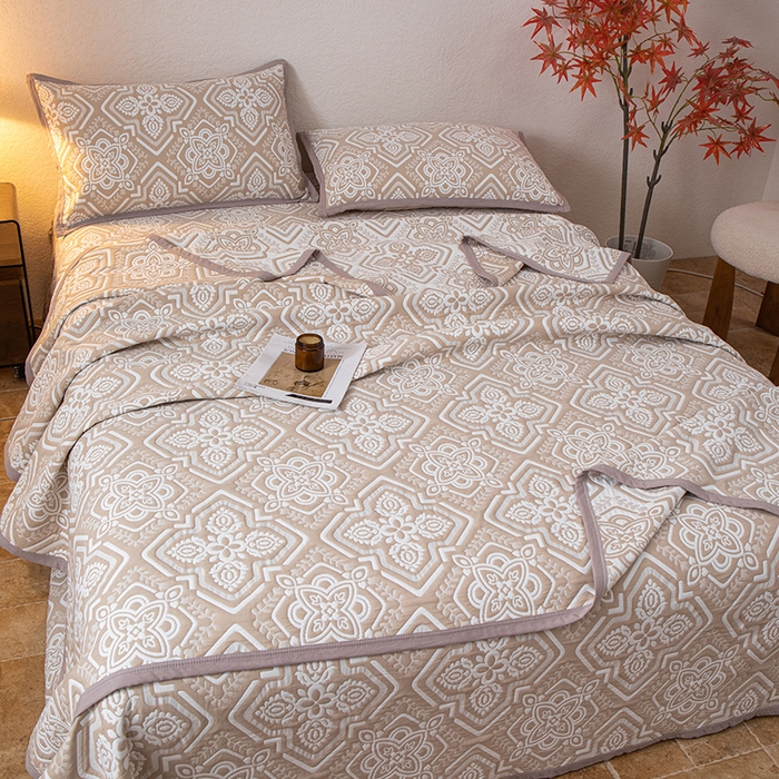 91家纺网 家纺一手货源 找家纺 小叮当家纺仓储工厂店 (买家秀 爆款花型 不断货)2025新款A类三层纱纱布毛巾被单品床盖单件床盖 卡曼洛-深棕