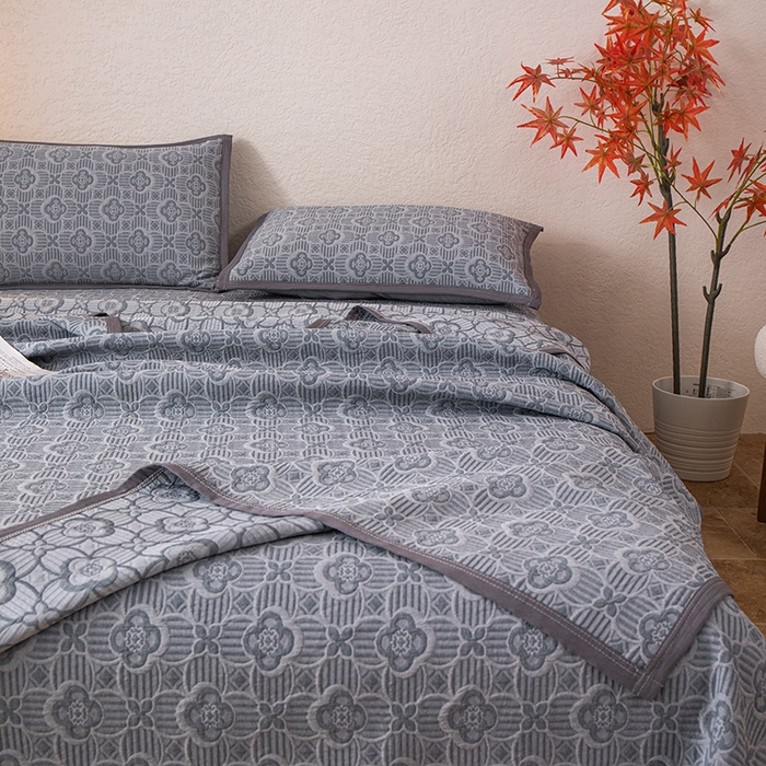 91家纺网 家纺一手货源 找家纺 小叮当家纺仓储工厂店 (买家秀 爆款花型 不断货)2025新款A类三层纱纱布毛巾被单品床盖单件床盖 可丽之彩-墨黑