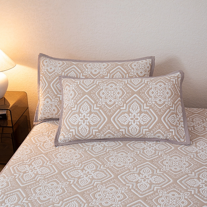 91家纺网 家纺一手货源 找家纺 小叮当家纺仓储工厂店 (买家秀 爆款花型 不断货)2025新款A类三层纱纱布毛巾被单品床盖单件床盖 卡曼洛-深棕