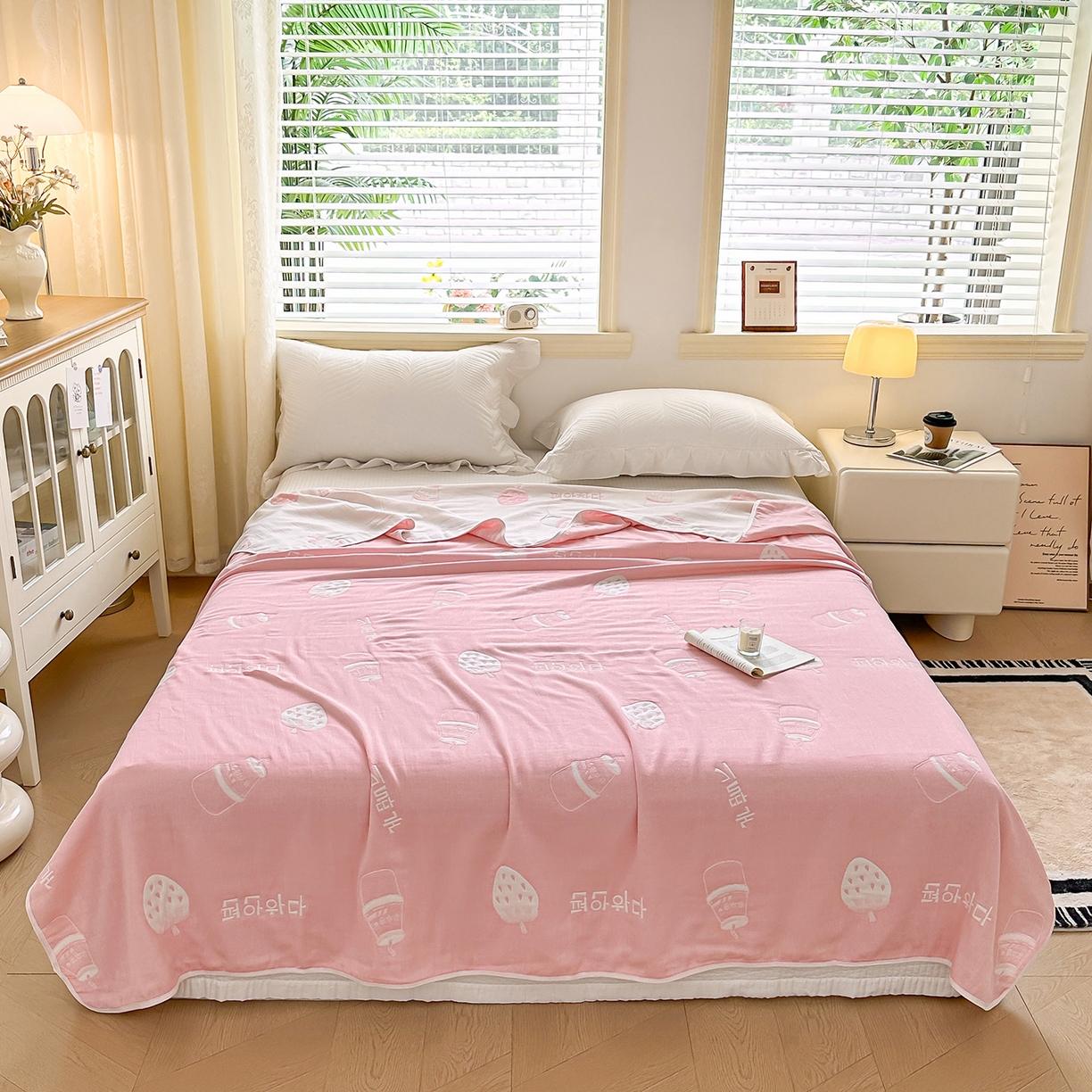 91家纺网 家纺一手货源 找家纺 小叮当家纺仓储工厂店 (买家秀 爆款花型 不断货)2025新款全棉六层纱布毛巾被系列 草莓果奶-粉