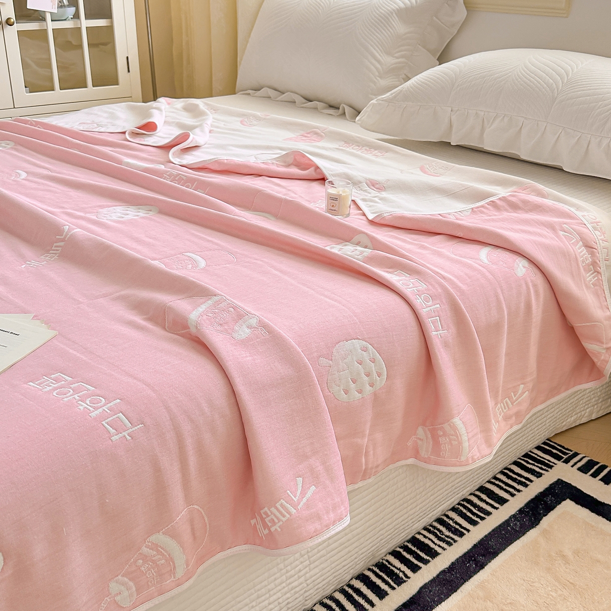 91家纺网 家纺一手货源 找家纺 小叮当家纺仓储工厂店 (买家秀 爆款花型 不断货)2025新款全棉六层纱布毛巾被系列 草莓果奶-粉