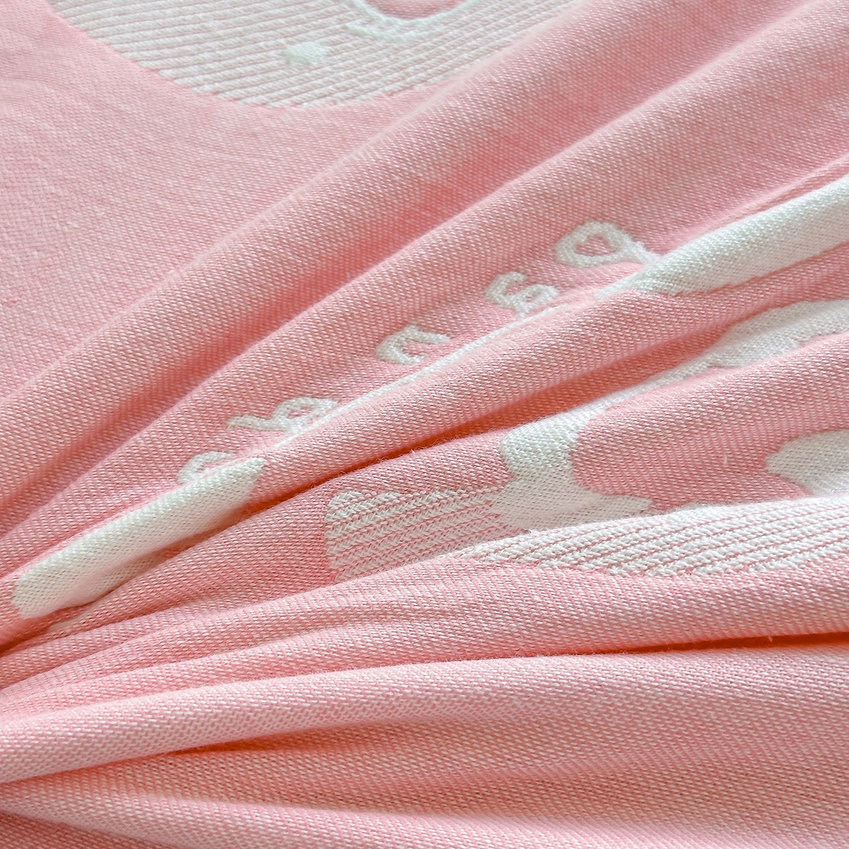 91家纺网 家纺一手货源 找家纺 小叮当家纺仓储工厂店 (买家秀 爆款花型 不断货)2025新款全棉六层纱布毛巾被系列 熊梦-粉