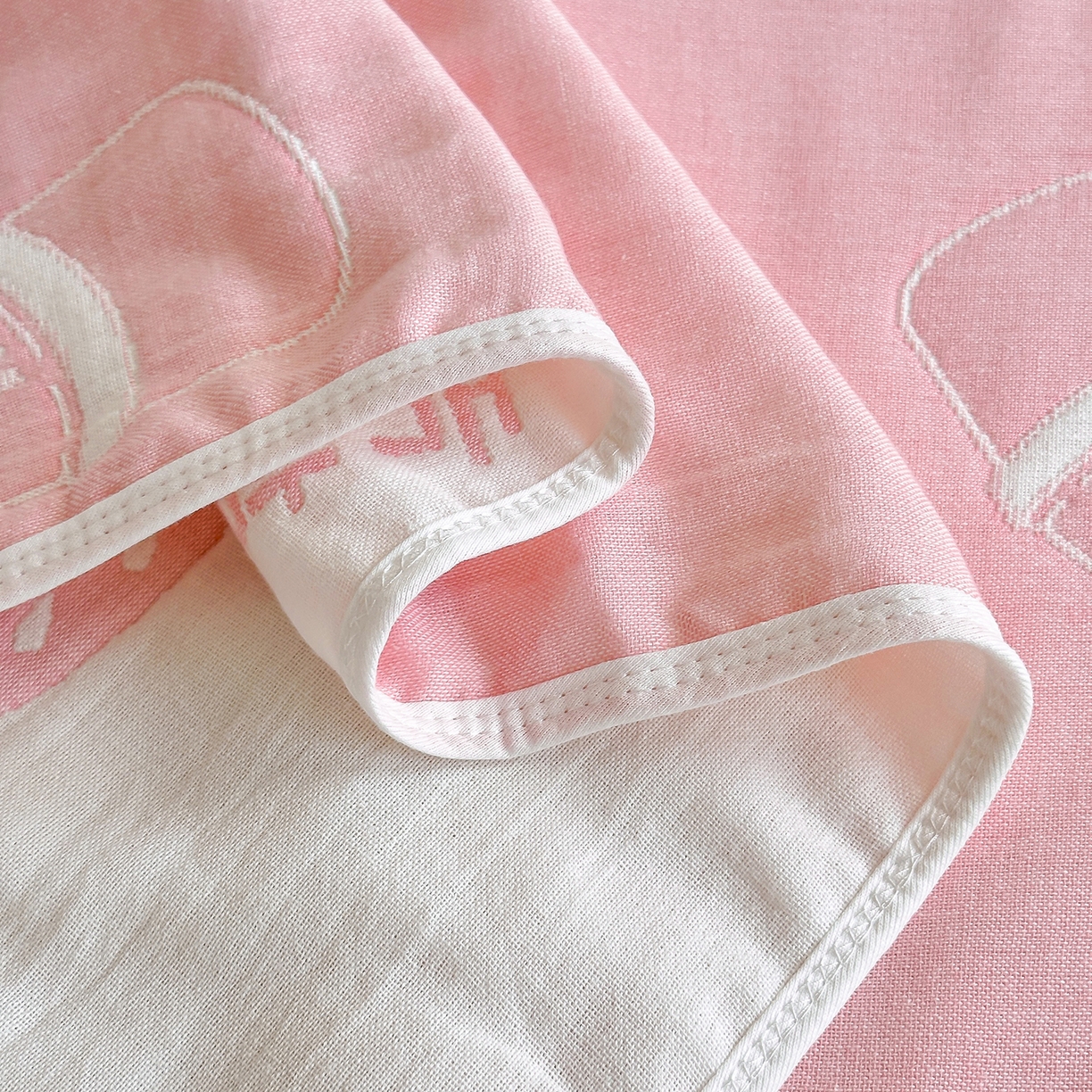 91家纺网 家纺一手货源 找家纺 小叮当家纺仓储工厂店 (买家秀 爆款花型 不断货)2025新款全棉六层纱布毛巾被系列 草莓果奶-粉