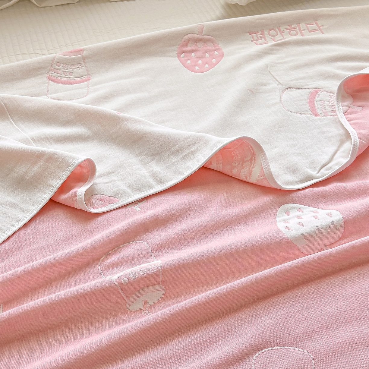 91家纺网 家纺一手货源 找家纺 小叮当家纺仓储工厂店 (买家秀 爆款花型 不断货)2025新款全棉六层纱布毛巾被系列 草莓果奶-粉