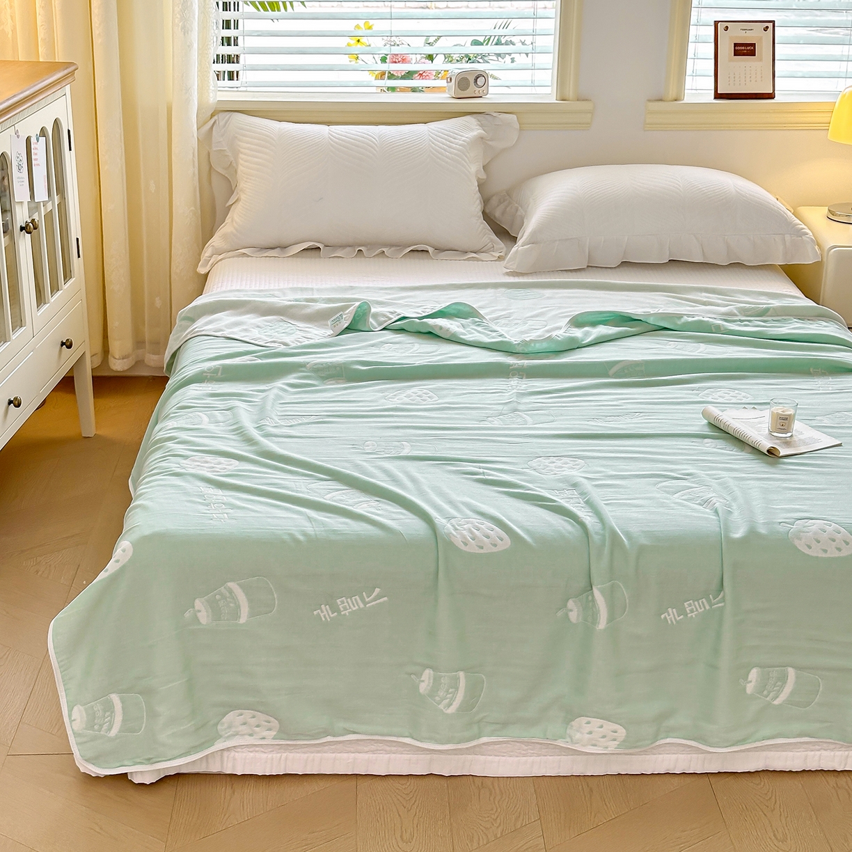 91家纺网 家纺一手货源 找家纺 小叮当家纺仓储工厂店 (买家秀 爆款花型 不断货)2025新款全棉六层纱布毛巾被系列 草莓果奶-绿