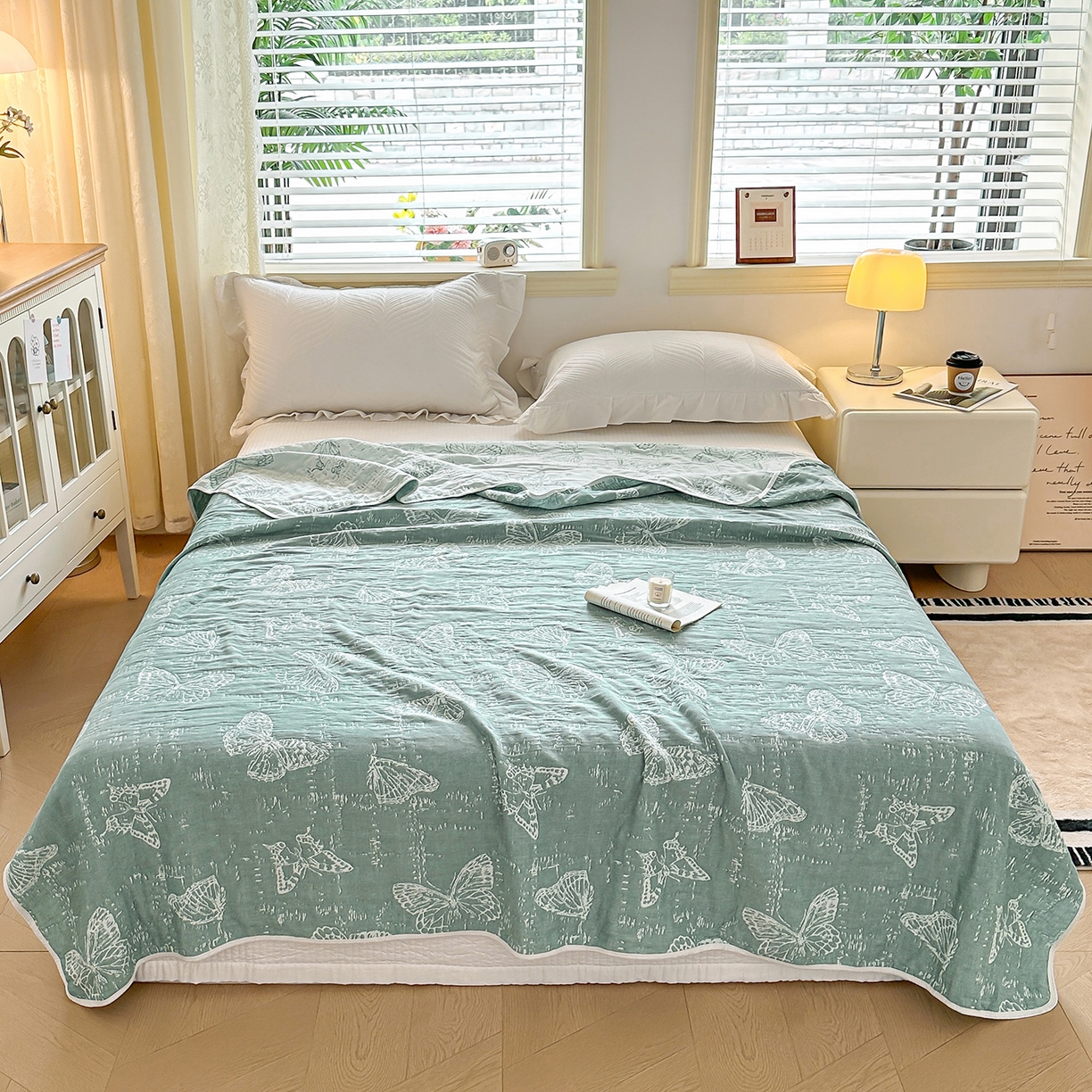 91家纺网 家纺一手货源 找家纺 小叮当家纺仓储工厂店 (买家秀 爆款花型 不断货)2025新款全棉六层纱布毛巾被系列 窗畔蝶梦-绿