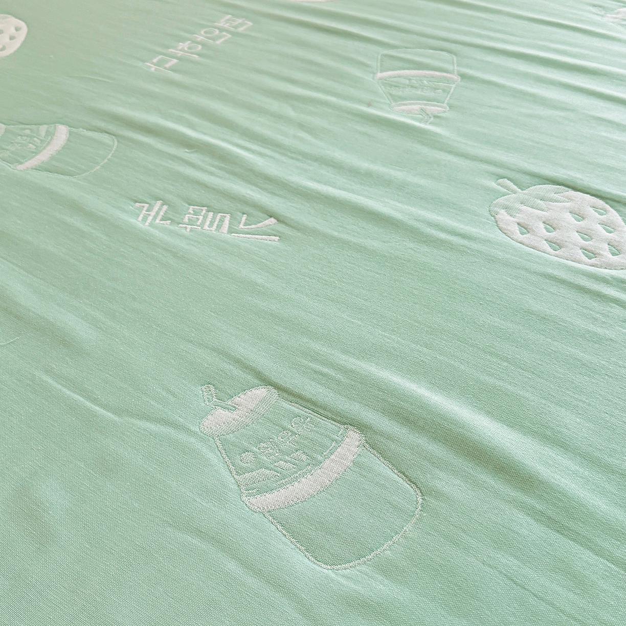 91家纺网 家纺一手货源 找家纺 小叮当家纺仓储工厂店 (买家秀 爆款花型 不断货)2025新款全棉六层纱布毛巾被系列 草莓果奶-绿