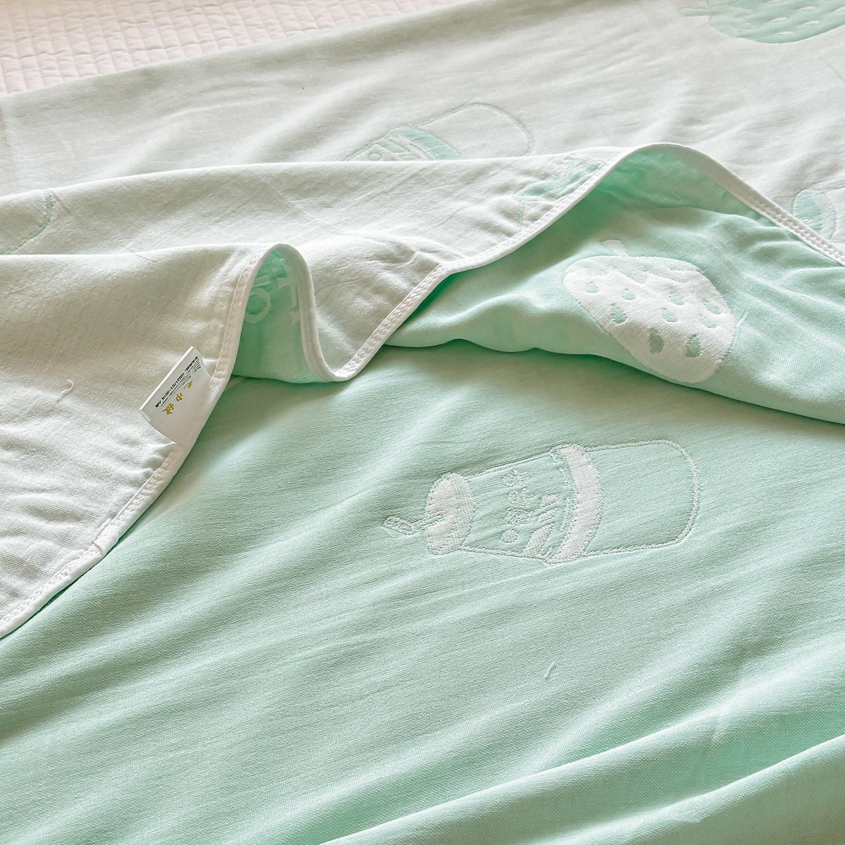 91家纺网 家纺一手货源 找家纺 小叮当家纺仓储工厂店 (买家秀 爆款花型 不断货)2025新款全棉六层纱布毛巾被系列 草莓果奶-绿