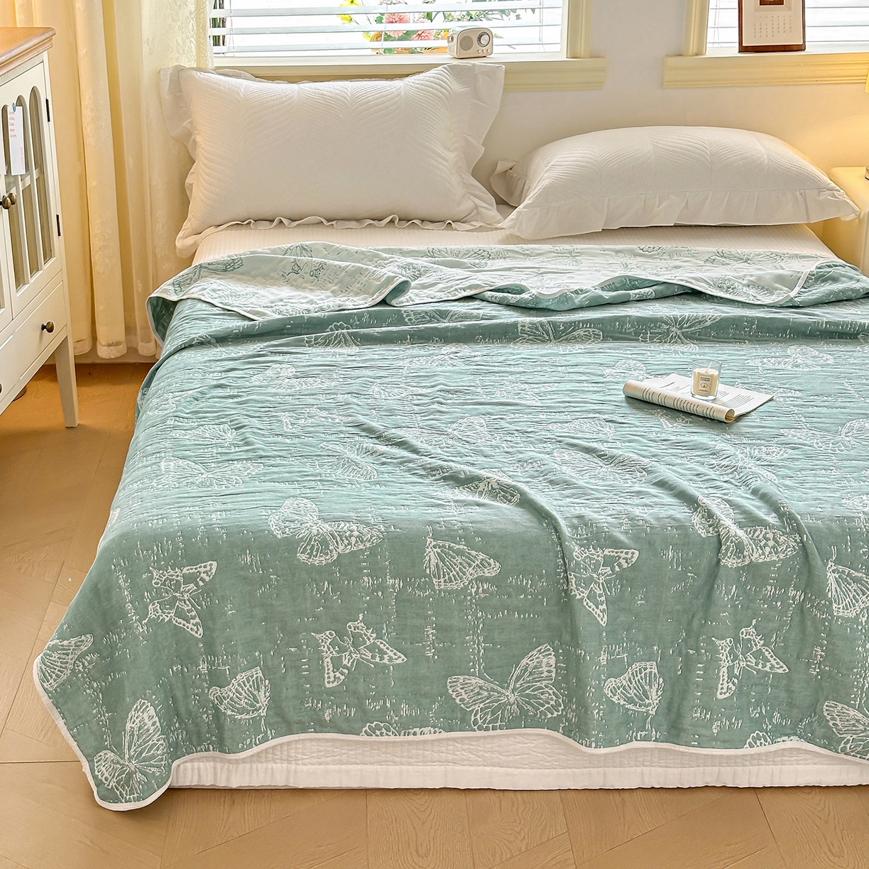 91家纺网 家纺一手货源 找家纺 小叮当家纺仓储工厂店 (买家秀 爆款花型 不断货)2025新款全棉六层纱布毛巾被系列 窗畔蝶梦-绿