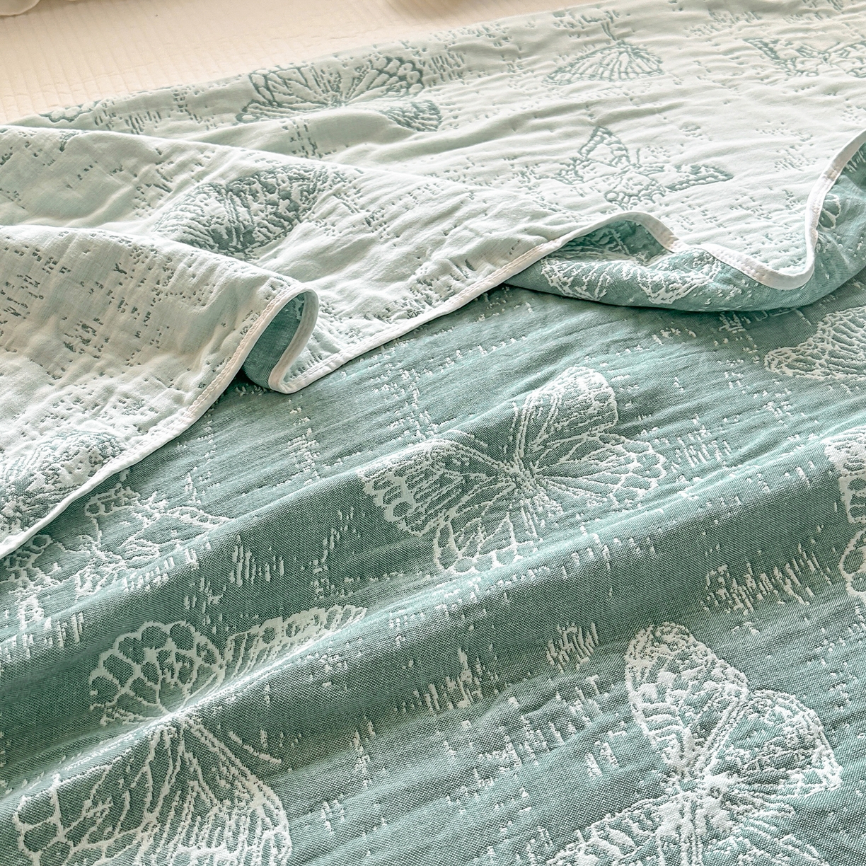 91家纺网 家纺一手货源 找家纺 小叮当家纺仓储工厂店 (买家秀 爆款花型 不断货)2025新款全棉六层纱布毛巾被系列 窗畔蝶梦-绿