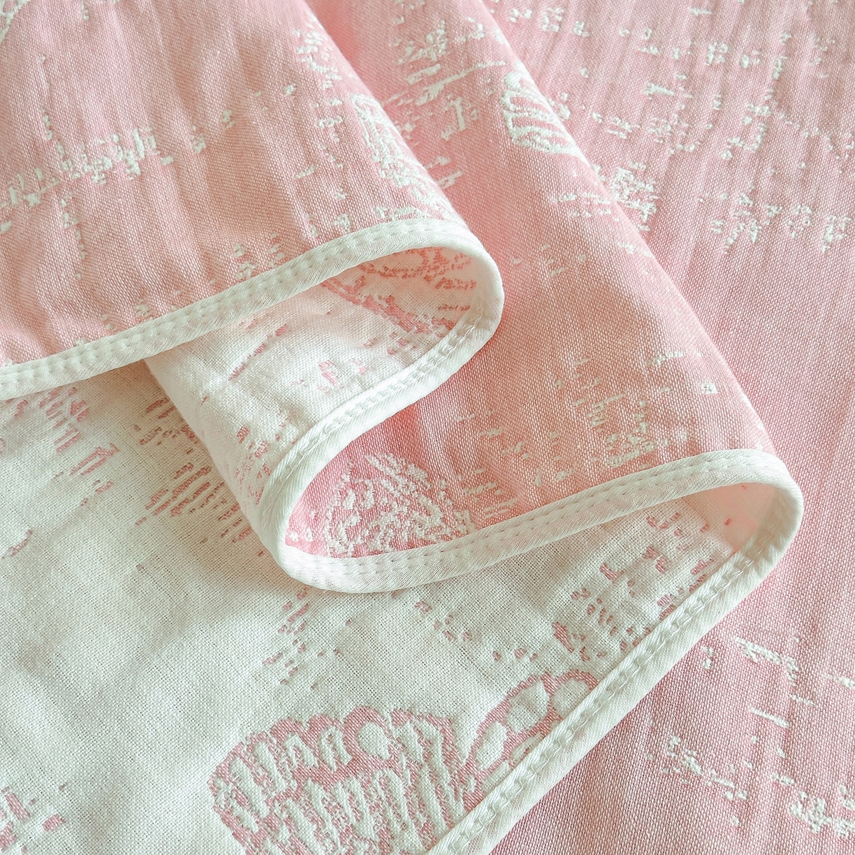 91家纺网 家纺一手货源 找家纺 小叮当家纺仓储工厂店 (买家秀 爆款花型 不断货)2025新款全棉六层纱布毛巾被系列 窗畔蝶梦-粉