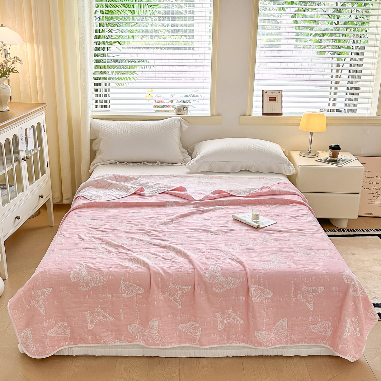 91家纺网 家纺一手货源 找家纺 小叮当家纺仓储工厂店 (买家秀 爆款花型 不断货)2025新款全棉六层纱布毛巾被系列 窗畔蝶梦-粉