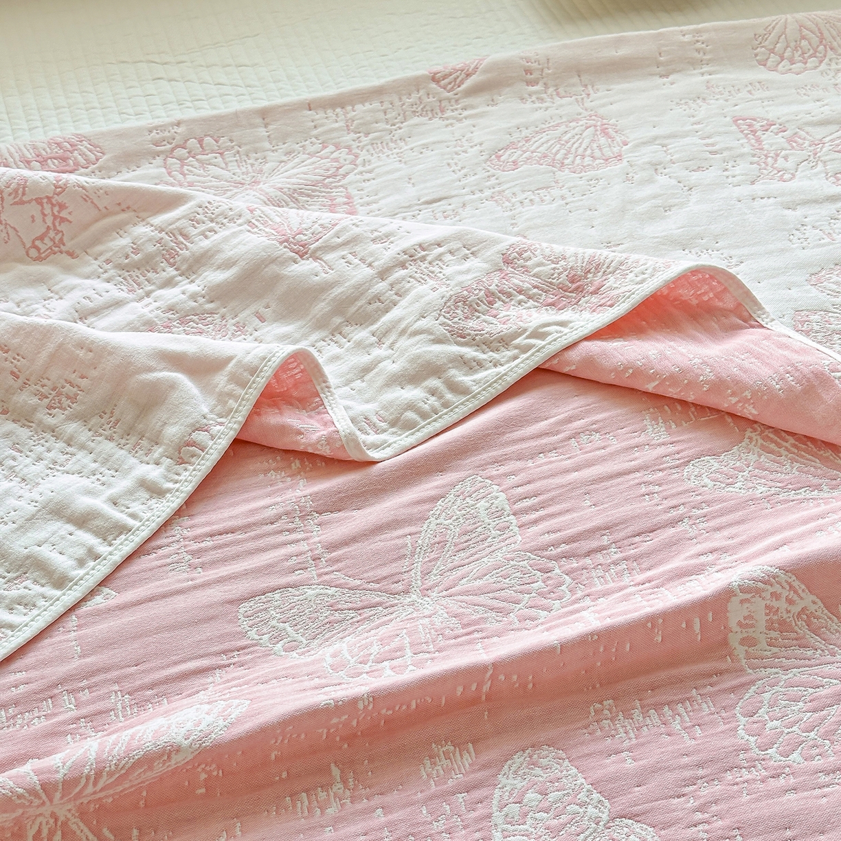 91家纺网 家纺一手货源 找家纺 小叮当家纺仓储工厂店 (买家秀 爆款花型 不断货)2025新款全棉六层纱布毛巾被系列 窗畔蝶梦-粉