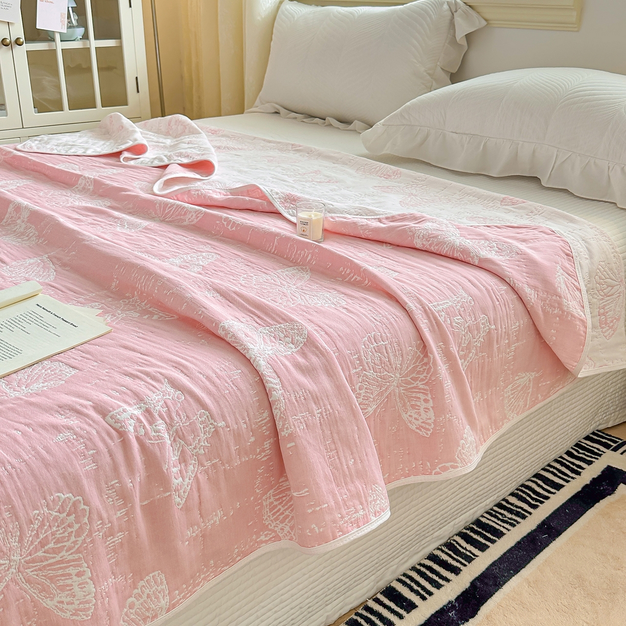 91家纺网 家纺一手货源 找家纺 小叮当家纺仓储工厂店 (买家秀 爆款花型 不断货)2025新款全棉六层纱布毛巾被系列 窗畔蝶梦-粉