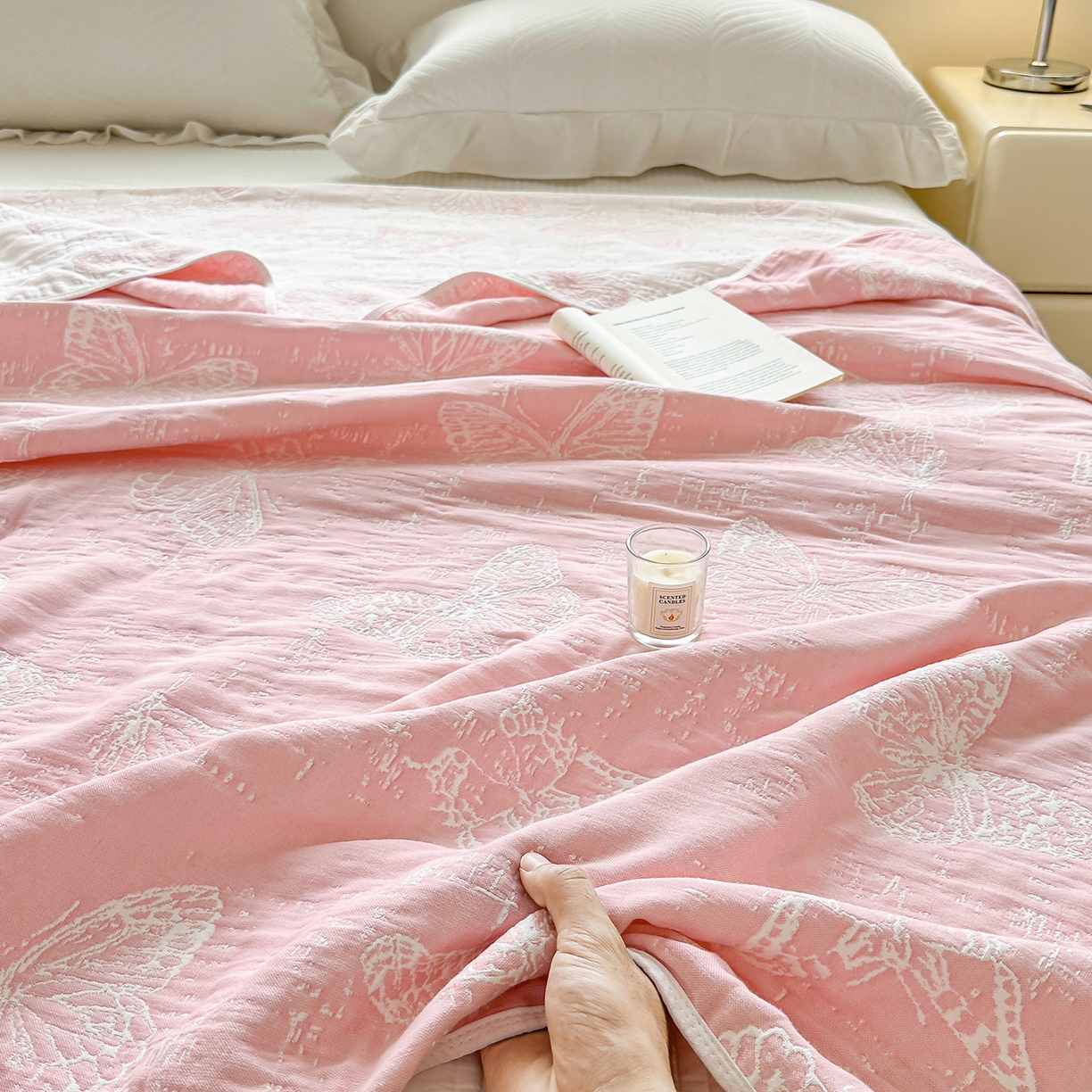 91家纺网 家纺一手货源 找家纺 小叮当家纺仓储工厂店 (买家秀 爆款花型 不断货)2025新款全棉六层纱布毛巾被系列 窗畔蝶梦-粉