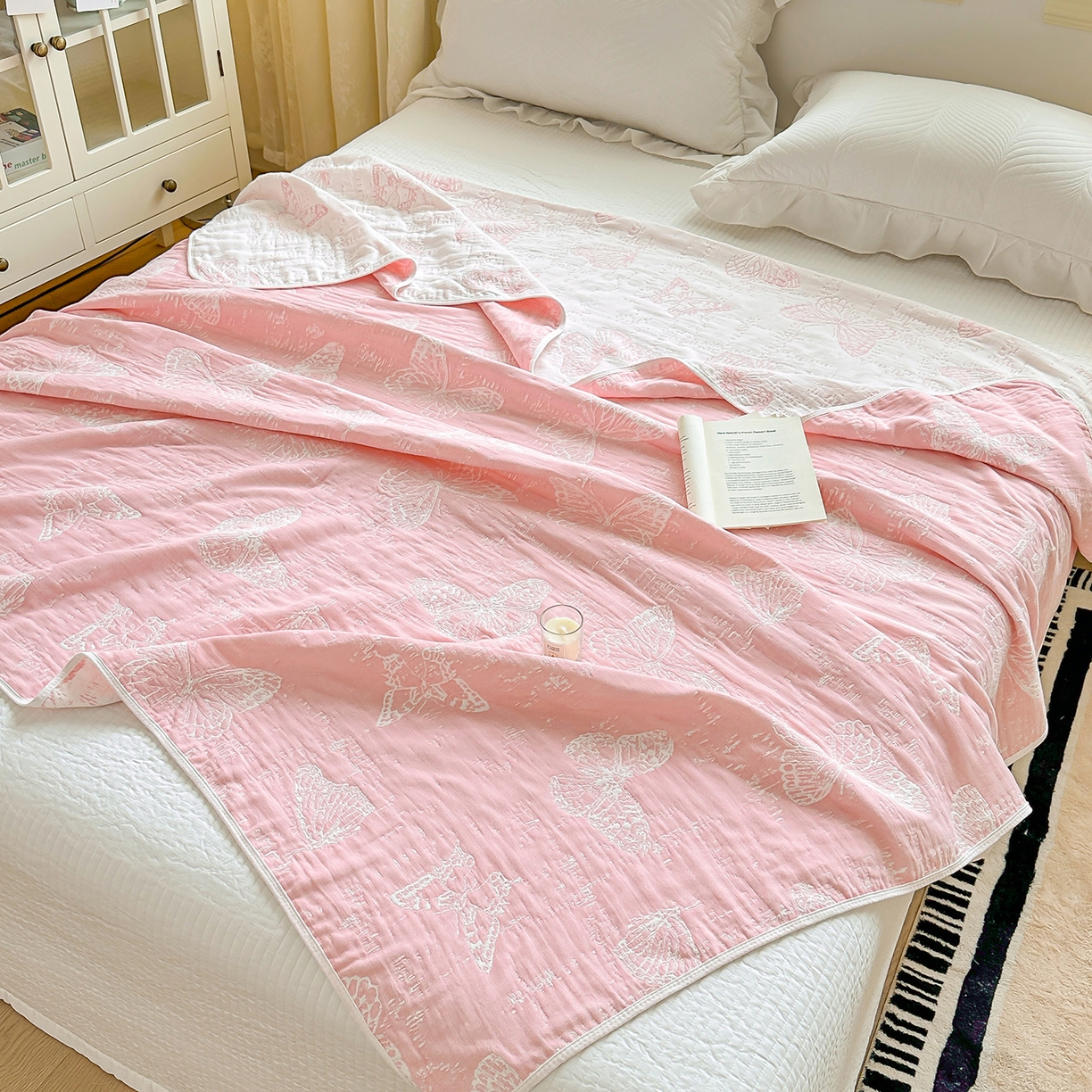 91家纺网 家纺一手货源 找家纺 小叮当家纺仓储工厂店 (买家秀 爆款花型 不断货)2025新款全棉六层纱布毛巾被系列 窗畔蝶梦-粉