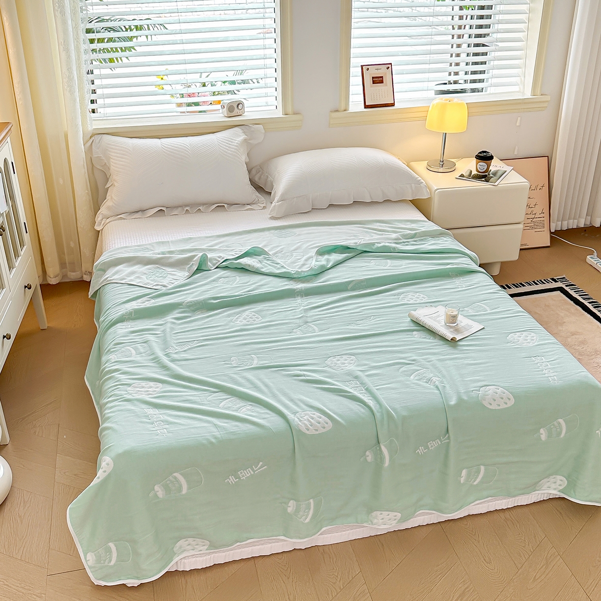 91家纺网 家纺一手货源 找家纺 小叮当家纺仓储工厂店 (买家秀 爆款花型 不断货)2025新款全棉六层纱布毛巾被系列 草莓果奶-绿