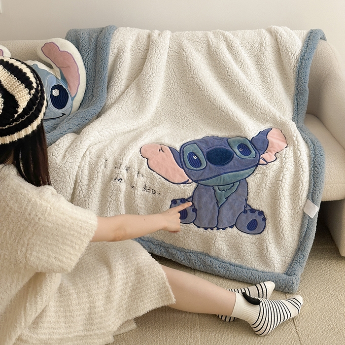 91家纺网 家纺一手货源 找家纺 小叮当家纺仓储工厂店 （买家秀 爆款花型 不断货）2025新款A类母婴级迪士尼毛毯子牛奶绒毛毯牛奶绒毯 贴布绣--卖萌史迪仔