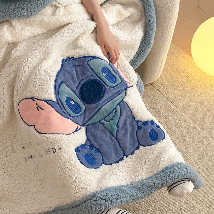 91家纺网 家纺一手货源 找家纺 小叮当家纺仓储工厂店 （买家秀 爆款花型 不断货）2025新款A类母婴级迪士尼毛毯子牛奶绒毛毯牛奶绒毯 贴布绣--卖萌史迪仔