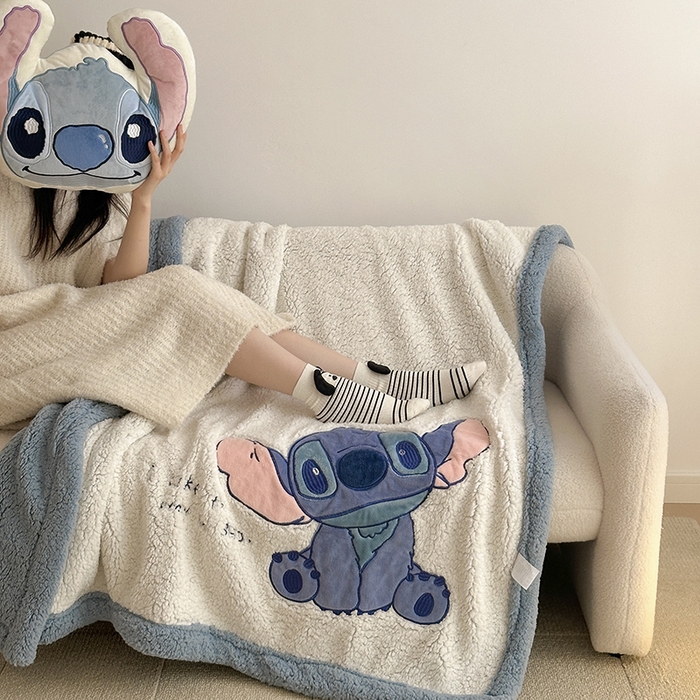 91家纺网 家纺一手货源 找家纺 小叮当家纺仓储工厂店 （买家秀 爆款花型 不断货）2025新款A类母婴级迪士尼毛毯子牛奶绒毛毯牛奶绒毯 贴布绣--卖萌史迪仔