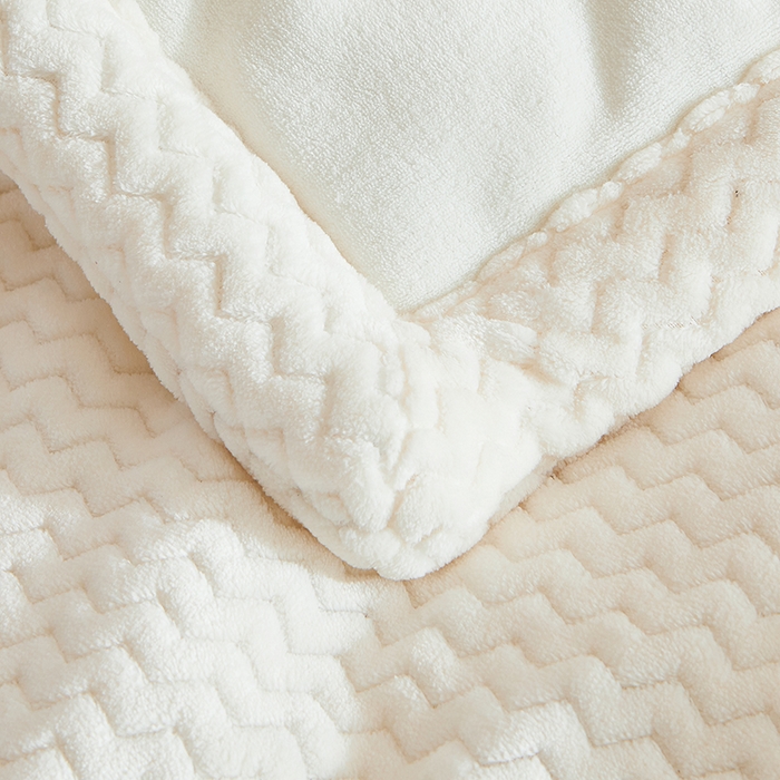 91家纺网 家纺一手货源 找家纺 小叮当家纺仓储工厂店 2025新款A类母婴级婴童毯子三层加厚牛奶绒毛毯牛奶绒毯子午睡毯珊瑚绒毛毯 毯子 苹果-米白