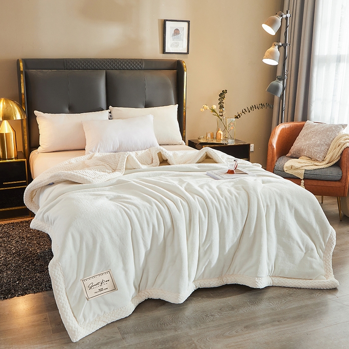 91家纺网 家纺一手货源 找家纺 小叮当家纺仓储工厂店 2025新款A类母婴级婴童毯子三层加厚牛奶绒毛毯牛奶绒毯子午睡毯珊瑚绒毛毯 毯子 苹果-米白