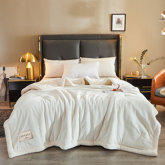 91家纺网 家纺一手货源 找家纺 小叮当家纺仓储工厂店 2025新款A类母婴级婴童毯子三层加厚牛奶绒毛毯牛奶绒毯子午睡毯珊瑚绒毛毯 毯子 苹果-米白