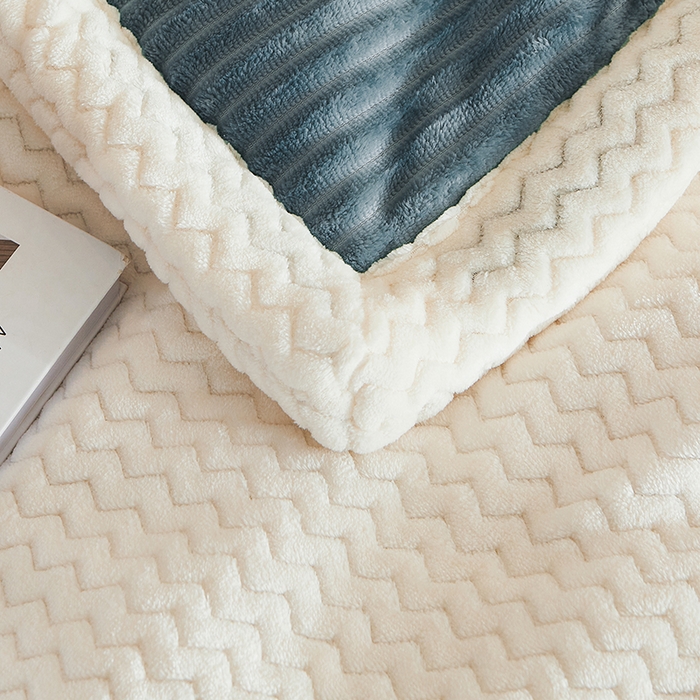 91家纺网 家纺一手货源 找家纺 小叮当家纺仓储工厂店 2025新款A类母婴级婴童毯子三层加厚牛奶绒毛毯牛奶绒毯子午睡毯珊瑚绒毛毯 毯子 轻奢-魔法绒孔雀蓝