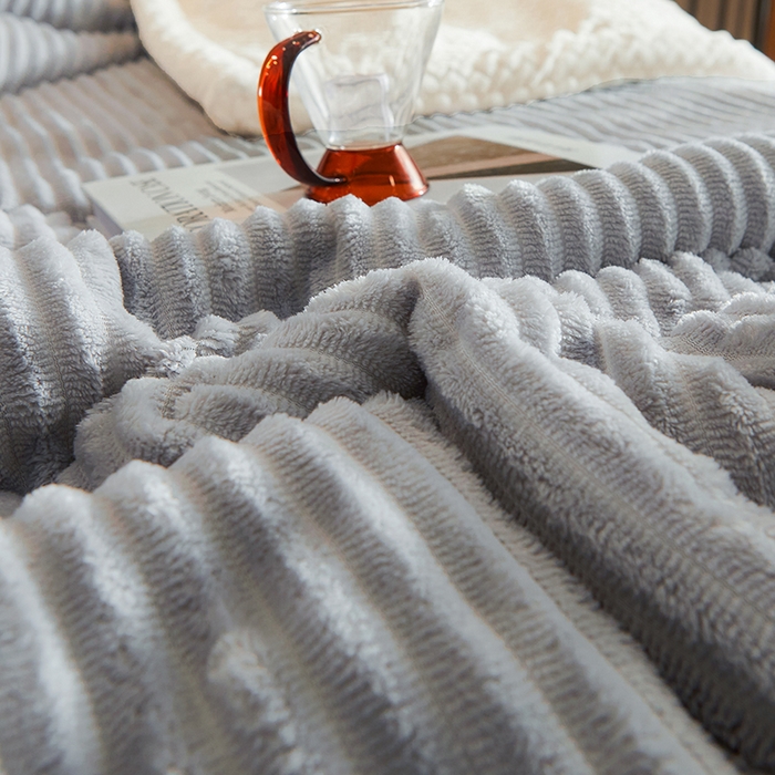 91家纺网 家纺一手货源 找家纺 小叮当家纺仓储工厂店 2025新款A类母婴级婴童毯子三层加厚牛奶绒毛毯牛奶绒毯子午睡毯珊瑚绒毛毯 毯子 轻奢-魔法绒浅灰