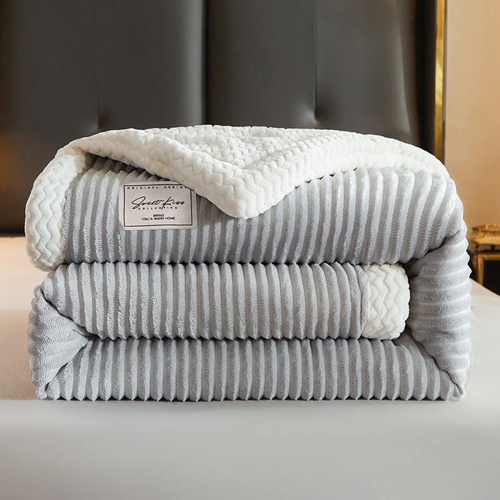 91家纺网 家纺一手货源 找家纺 小叮当家纺仓储工厂店 2025新款A类母婴级婴童毯子三层加厚牛奶绒毛毯牛奶绒毯子午睡毯珊瑚绒毛毯 毯子 轻奢-魔法绒浅灰