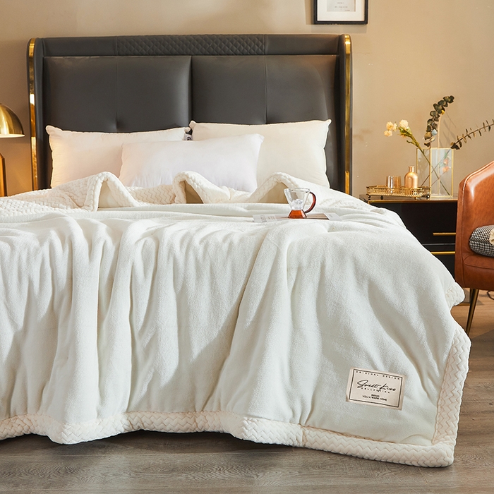 91家纺网 家纺一手货源 找家纺 小叮当家纺仓储工厂店 2025新款A类母婴级婴童毯子三层加厚牛奶绒毛毯牛奶绒毯子午睡毯珊瑚绒毛毯 毯子 苹果-米白