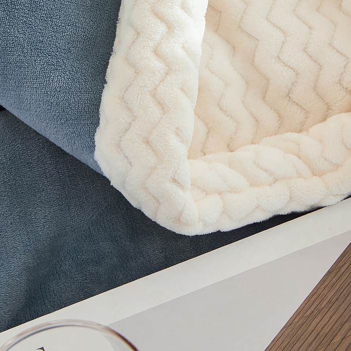 91家纺网 家纺一手货源 找家纺 小叮当家纺仓储工厂店 2025新款A类母婴级婴童毯子三层加厚牛奶绒毛毯牛奶绒毯子午睡毯珊瑚绒毛毯 毯子 苹果-雾蓝