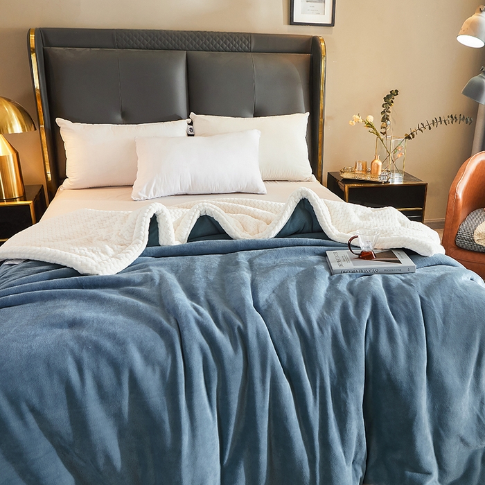 91家纺网 家纺一手货源 找家纺 小叮当家纺仓储工厂店 2025新款A类母婴级婴童毯子三层加厚牛奶绒毛毯牛奶绒毯子午睡毯珊瑚绒毛毯 毯子 苹果-雾蓝