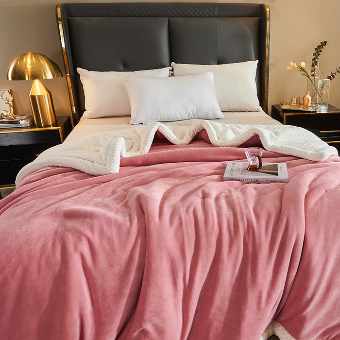 91家纺网 家纺一手货源 找家纺 小叮当家纺仓储工厂店 2025新款A类母婴级婴童毯子三层加厚牛奶绒毛毯牛奶绒毯子午睡毯珊瑚绒毛毯 毯子 苹果-豆沙