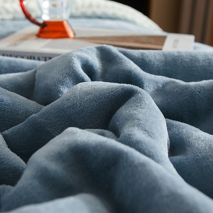 91家纺网 家纺一手货源 找家纺 小叮当家纺仓储工厂店 2025新款A类母婴级婴童毯子三层加厚牛奶绒毛毯牛奶绒毯子午睡毯珊瑚绒毛毯 毯子 苹果-雾蓝