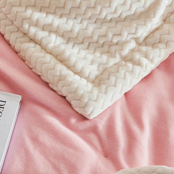 91家纺网 家纺一手货源 找家纺 小叮当家纺仓储工厂店 2025新款A类母婴级婴童毯子三层加厚牛奶绒毛毯牛奶绒毯子午睡毯珊瑚绒毛毯 毯子 苹果-浅粉