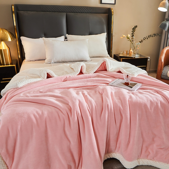 91家纺网 家纺一手货源 找家纺 小叮当家纺仓储工厂店 2025新款A类母婴级婴童毯子三层加厚牛奶绒毛毯牛奶绒毯子午睡毯珊瑚绒毛毯 毯子 苹果-浅粉