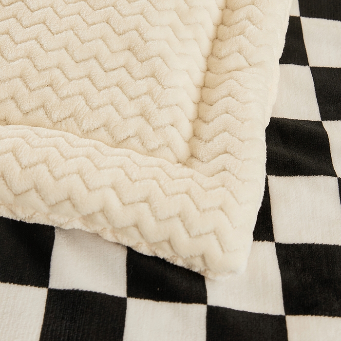 91家纺网 家纺一手货源 找家纺 小叮当家纺仓储工厂店 2025新款A类母婴级婴童毯子三层加厚牛奶绒毛毯牛奶绒毯子午睡毯珊瑚绒毛毯 毯子 棋盘格-黑白格