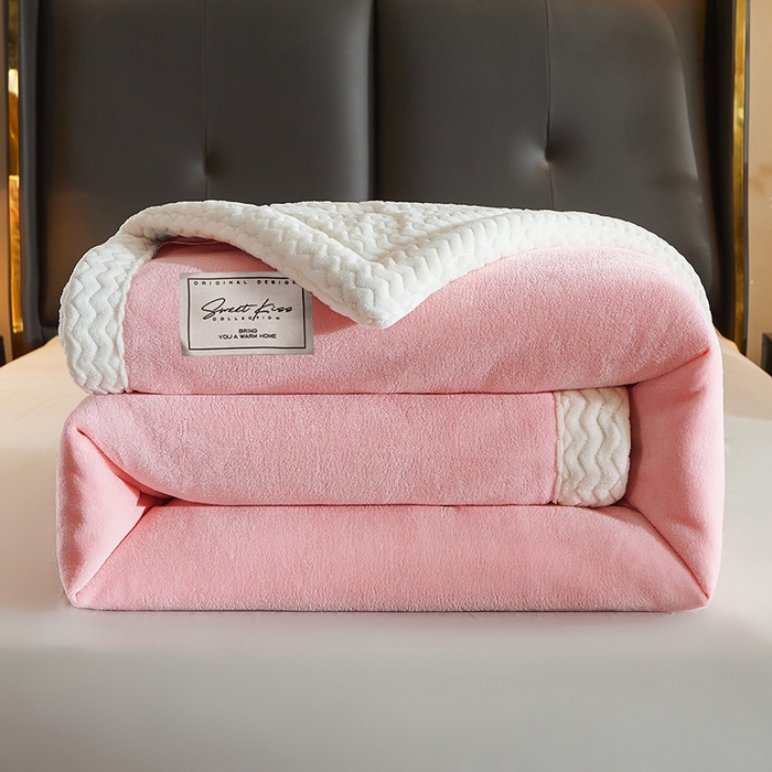 91家纺网 家纺一手货源 找家纺 小叮当家纺仓储工厂店 2025新款A类母婴级婴童毯子三层加厚牛奶绒毛毯牛奶绒毯子午睡毯珊瑚绒毛毯 毯子 苹果-浅粉