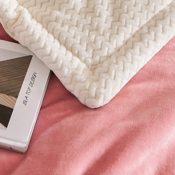 91家纺网 家纺一手货源 找家纺 小叮当家纺仓储工厂店 2025新款A类母婴级婴童毯子三层加厚牛奶绒毛毯牛奶绒毯子午睡毯珊瑚绒毛毯 毯子 苹果-豆沙