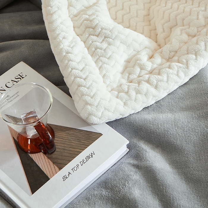 91家纺网 家纺一手货源 找家纺 小叮当家纺仓储工厂店 2025新款A类母婴级婴童毯子三层加厚牛奶绒毛毯牛奶绒毯子午睡毯珊瑚绒毛毯 毯子 苹果-浅灰