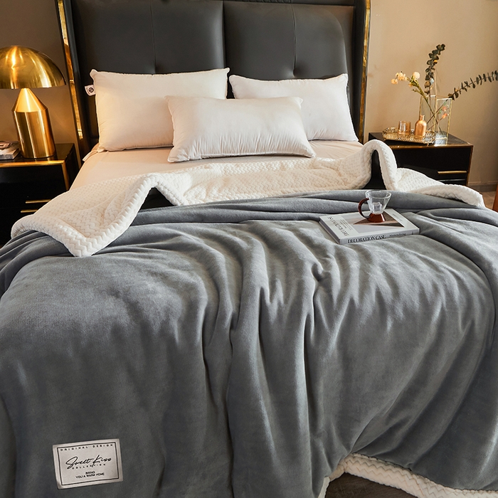 91家纺网 家纺一手货源 找家纺 小叮当家纺仓储工厂店 2025新款A类母婴级婴童毯子三层加厚牛奶绒毛毯牛奶绒毯子午睡毯珊瑚绒毛毯 毯子 苹果-浅灰