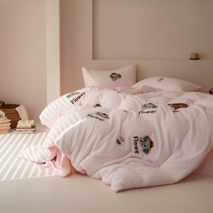 91家纺网 家纺一手货源 找家纺 禾时 2025新款蚂蚁绒牛奶绒毛巾绣四件套 吉象如意