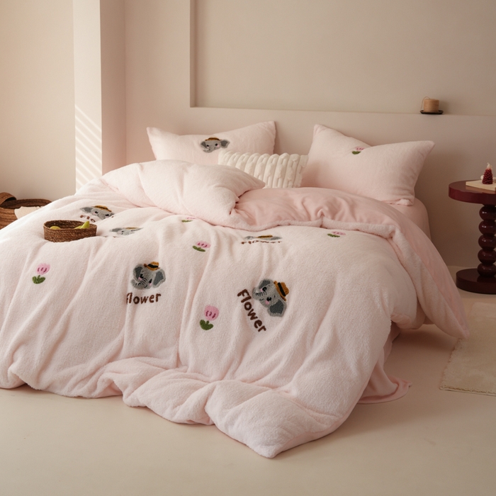 91家纺网 家纺一手货源 找家纺 禾时 2025新款蚂蚁绒牛奶绒毛巾绣四件套 吉象如意