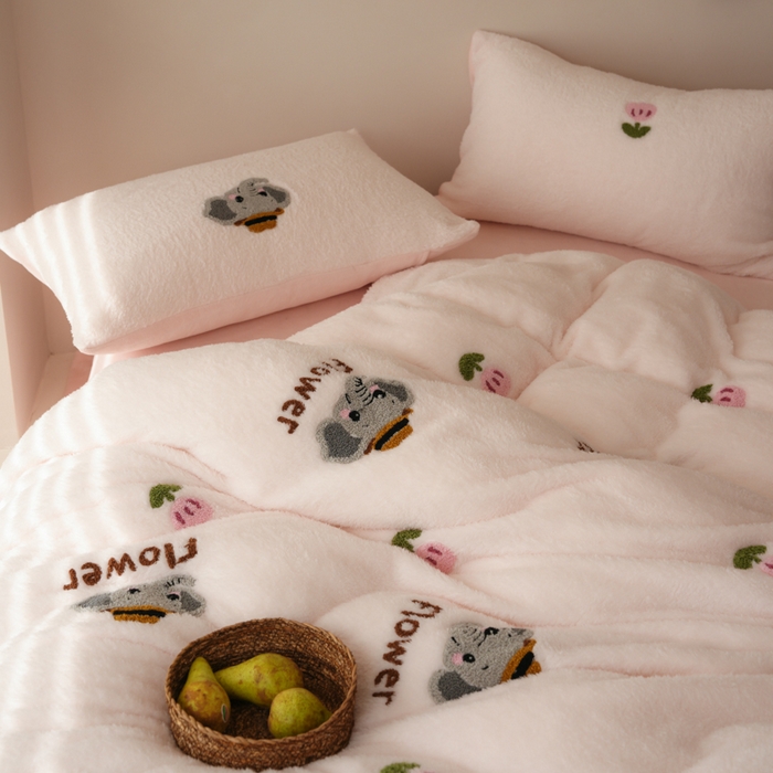 91家纺网 家纺一手货源 找家纺 禾时 2025新款蚂蚁绒牛奶绒毛巾绣四件套 吉象如意