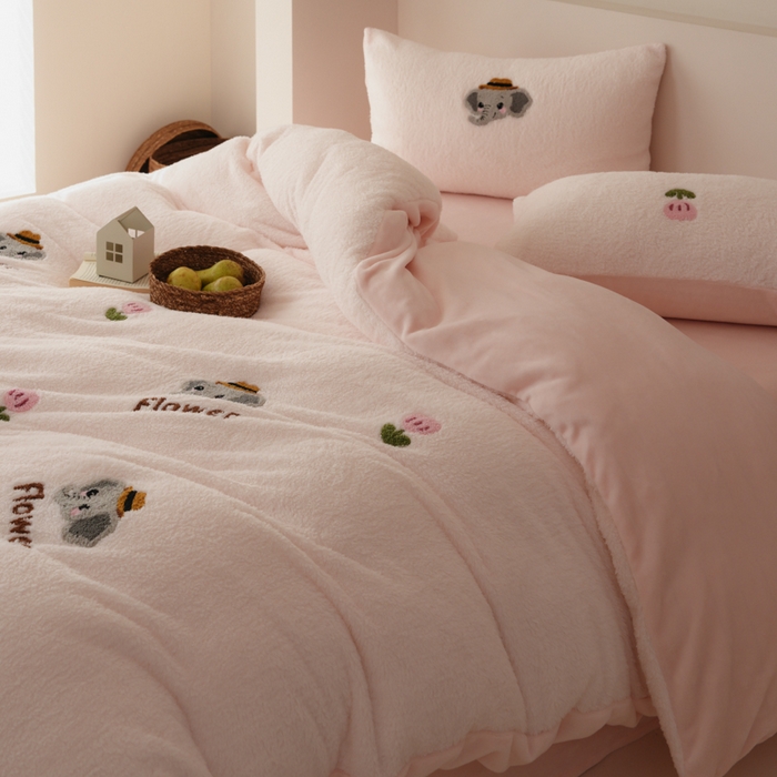 91家纺网 家纺一手货源 找家纺 禾时 2025新款蚂蚁绒牛奶绒毛巾绣四件套 吉象如意