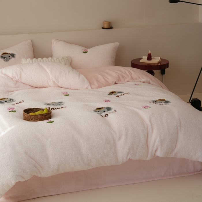 91家纺网 家纺一手货源 找家纺 禾时 2025新款蚂蚁绒牛奶绒毛巾绣四件套 吉象如意