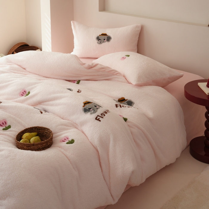 91家纺网 家纺一手货源 找家纺 禾时 2025新款蚂蚁绒牛奶绒毛巾绣四件套 吉象如意