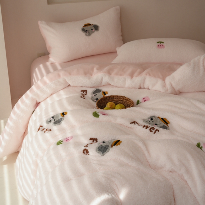 91家纺网 家纺一手货源 找家纺 禾时 2025新款蚂蚁绒牛奶绒毛巾绣四件套 吉象如意