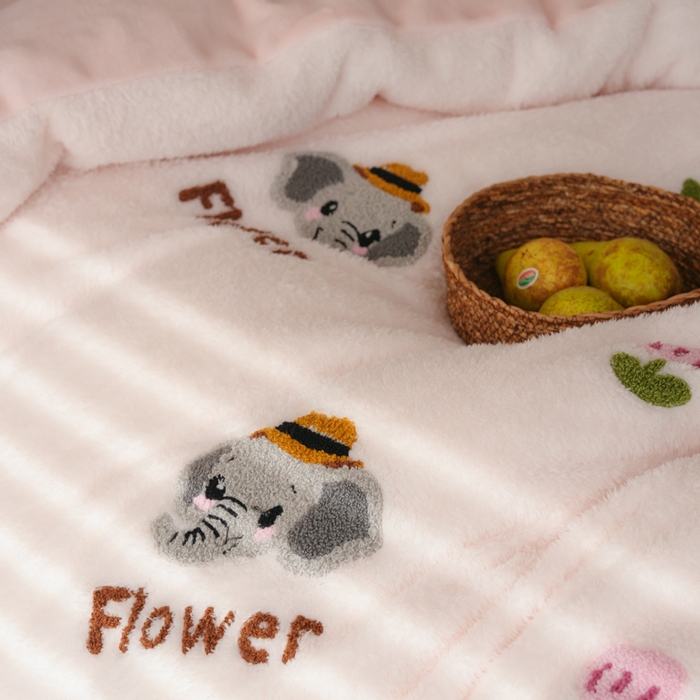 91家纺网 家纺一手货源 找家纺 禾时 2025新款蚂蚁绒牛奶绒毛巾绣四件套 吉象如意